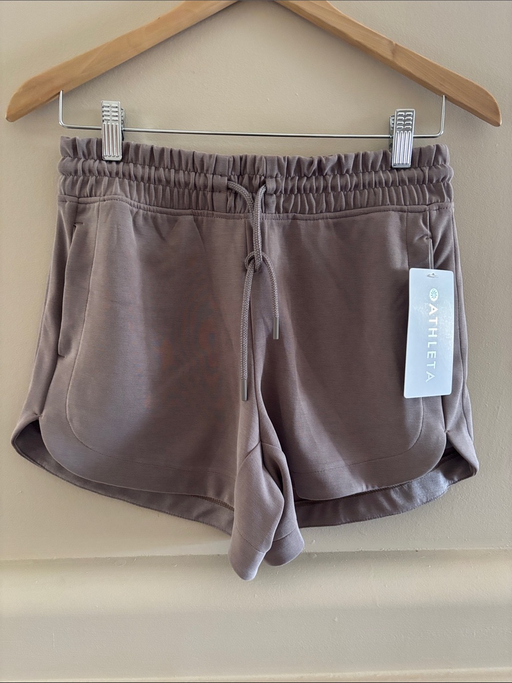 Athleta Seasoft Short. Taupe. XS. Pockets. NWT.